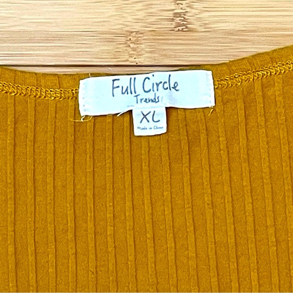 Full Circle Trends scoop neck top with decorative buttons, size XL. - Picture 3 of 7